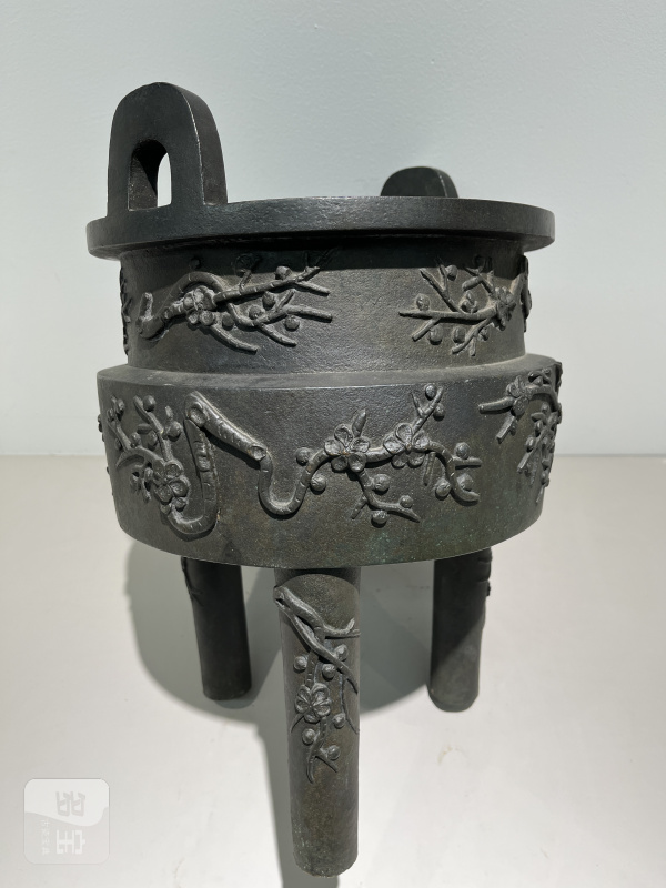 明 高浮雕梅枝纹冲天耳鼎式炉 - 图5